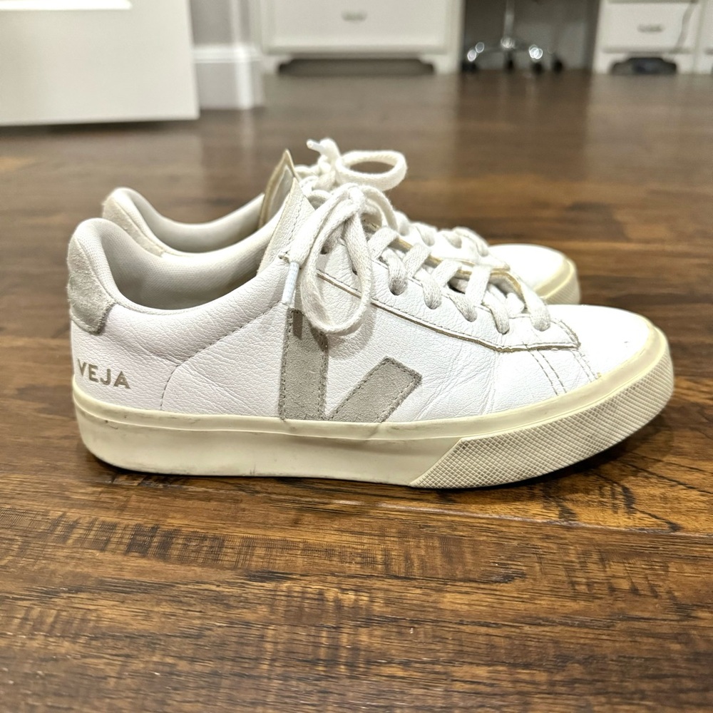 Veja campo size EU 37, US 6 white/natural